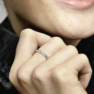 Srebrni prsten upleten sa kubnim cirkonima 