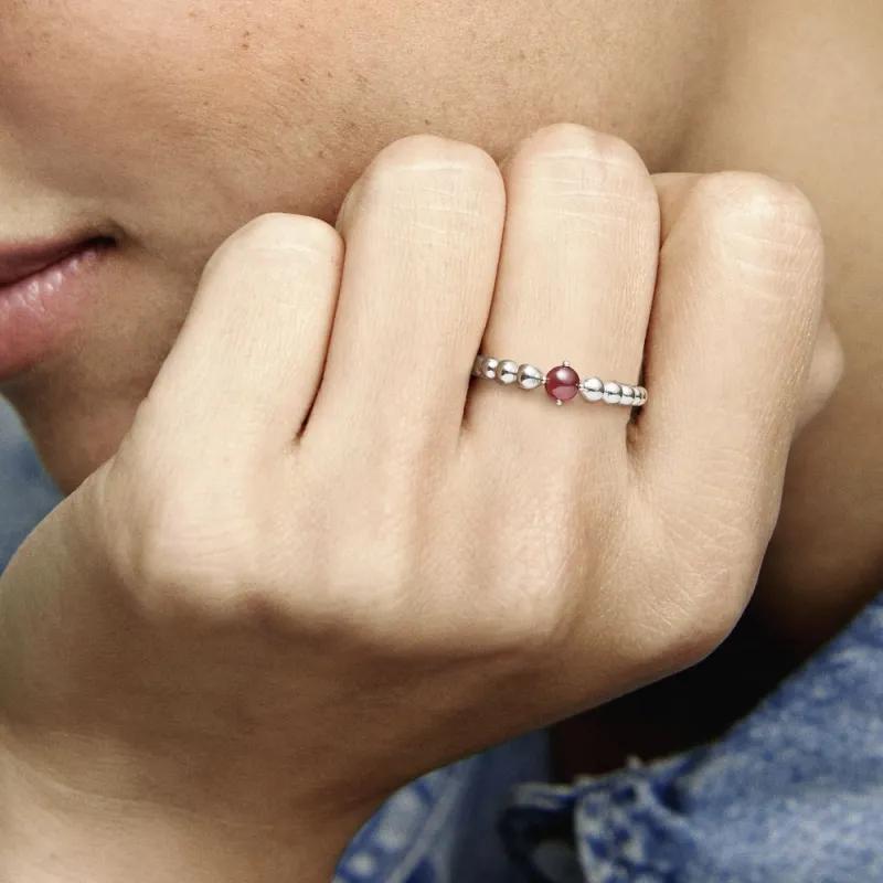 Prsten sa tamnocrvenom perlicom 