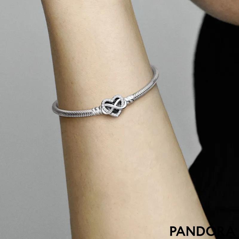 Narukvica Pandora Moments sa „zmijskom“ teksturom lanca i svetlucavom kopčom u obliku srca sa simbolom za beskonačnost 