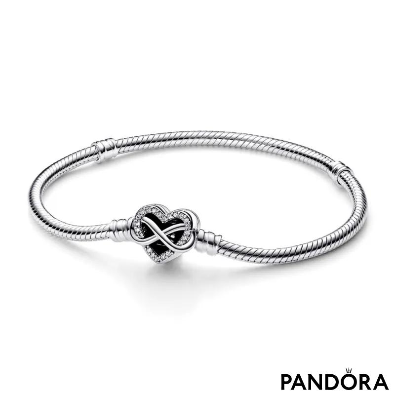 Narukvica Pandora Moments sa „zmijskom“ teksturom lanca i svetlucavom kopčom u obliku srca sa simbolom za beskonačnost 