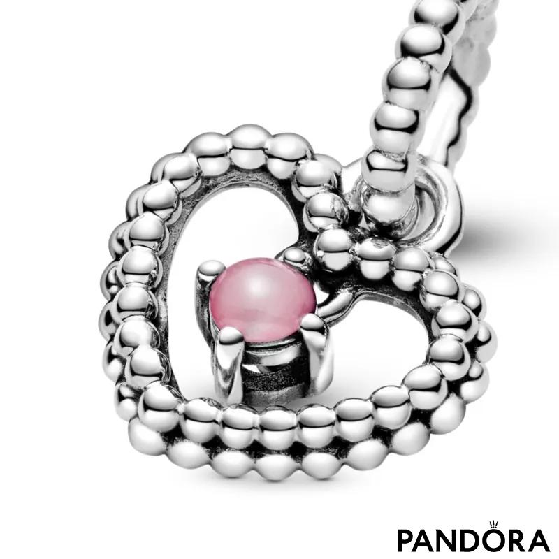 Viseći privezak u obliku srca od perlica sa roze kristalom 